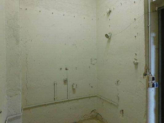 Rampenhalle: Abstellraum 8 qm Tür