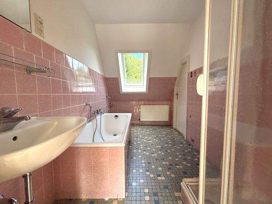 Bad mit Wanne und Dusche