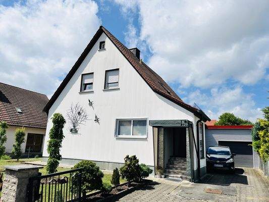 Ostansicht mit Hof, Hauseingang und Garage