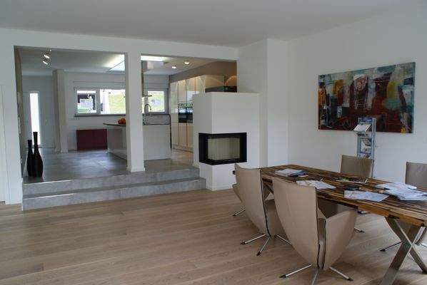 Offener Küchenbereich mit Zugang zum Essbereich