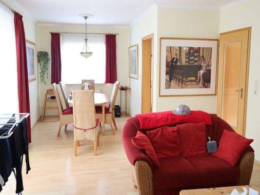 Wohnzimmer mit Essbereich