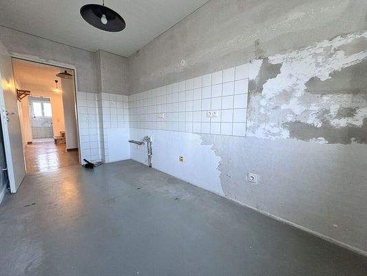 Küche ist ohne Einbauküche, keine Tapete und Fußbodenbelag