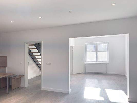 4. Blick vom Esszimmer in das Wohnzimmer und in den Flur.jpg