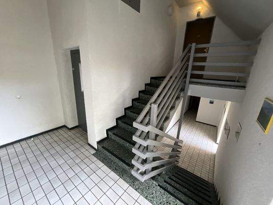 Treppenhaus mit Aufzug und Wohnungseingang