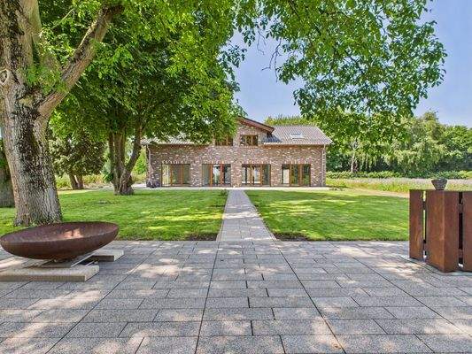 Blick vom Gästehaus auf das Haupthaus