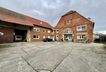 Scheune und altes Bauernhaus
