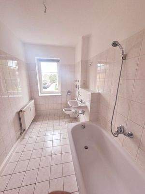 Helles Badezimmer mit Badewanne