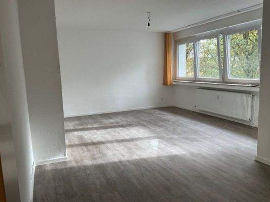 Wohnzimmer mit Fenstern, weiß gestrichen.jpg