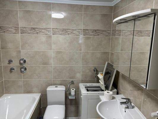 Bad mit Wanne u. Dusche