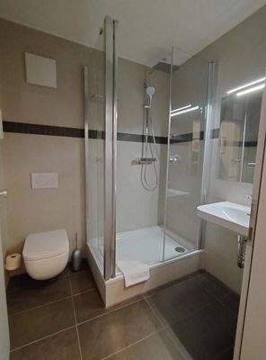 e_Zimmer 4, separates Bad