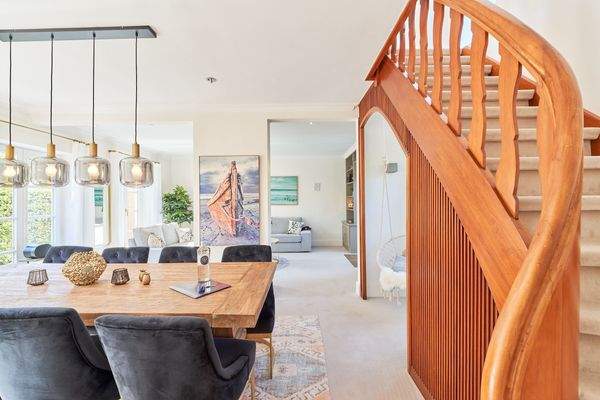 Esszimmer und Treppenaufgang zum OG Haus Ludwig