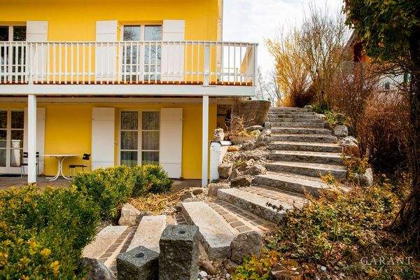 Haus-vorne-tarasse-treppe-garten-h