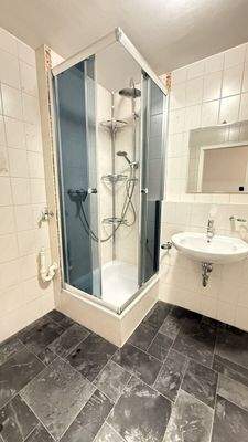 Bad mit Dusche und Waschmaschinenanschluss OG