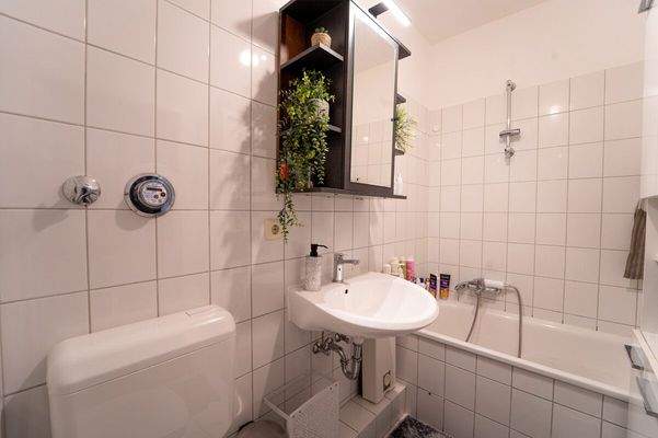 Helles Bad mit Badewanne