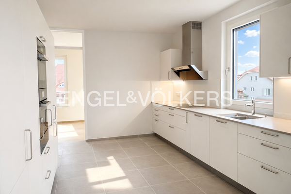 Hochwertige Einbauküche mit zwei Küchenzeilen