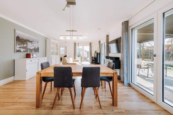 Essbereich mit Tür zur Terrasse