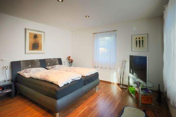 Schlafzimmer 1 von 2