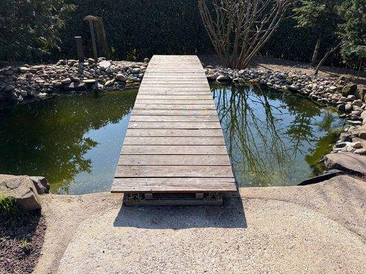Naturteich mit Holzbrücke 