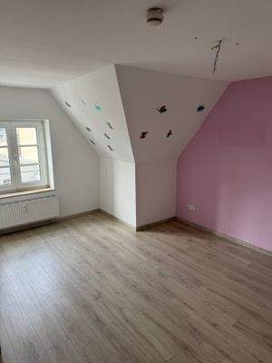 Zimmer mit Dachschräge