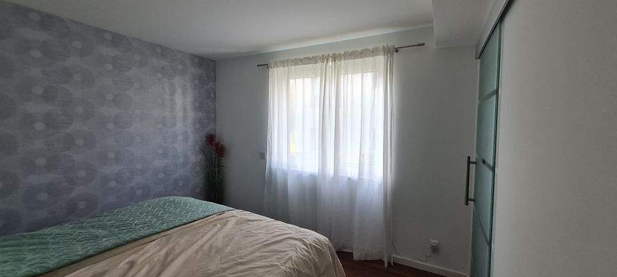 Teilansicht vom Schlafzimmer mit begehbaren Kleide