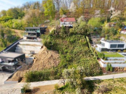 Das sonnengebadete Südhanggrundstück benachbart von zwei modernen Bestandsimmobilien