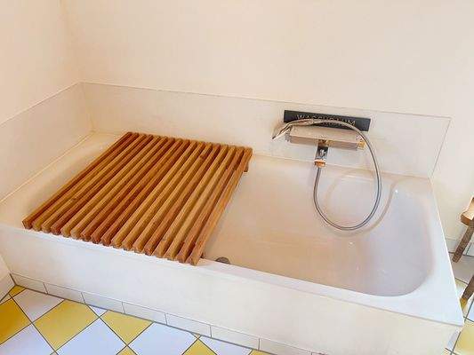 ... mit Badewanne zum entspannen