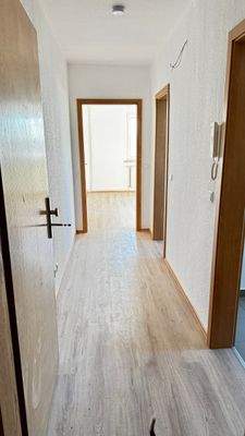 Nr.65 2.OG re 2-Raum renoviert