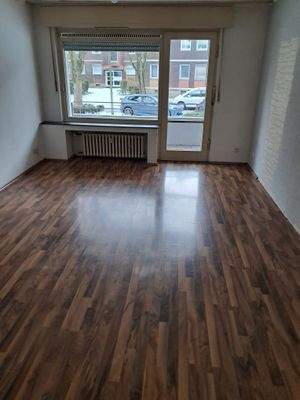 Leeres Wohnzimmer mit Fenster