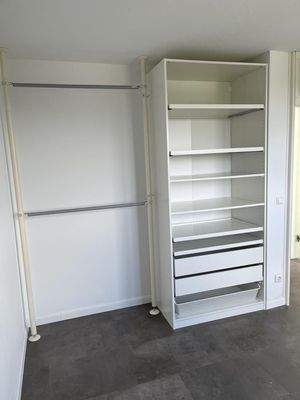 Kind 1 mit Schrank