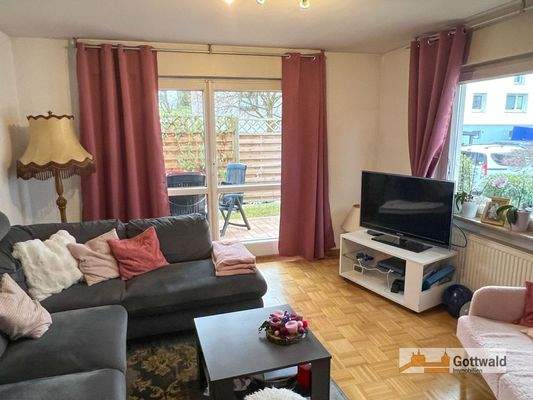 Wohnzimmer mit Terrassenzugang (EG)