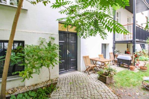 10. Eingang zum Seitenflügel