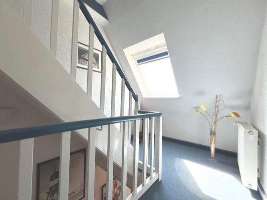 Gut belichtet ist das Treppenhaus in Richtung Spitzboden