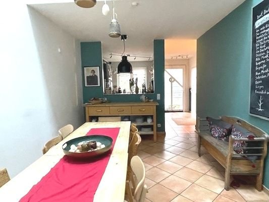 Blick vom Esszimmer in Küche und Diele
