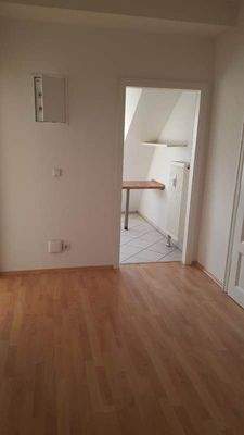 Leeres Zimmer mit Tür