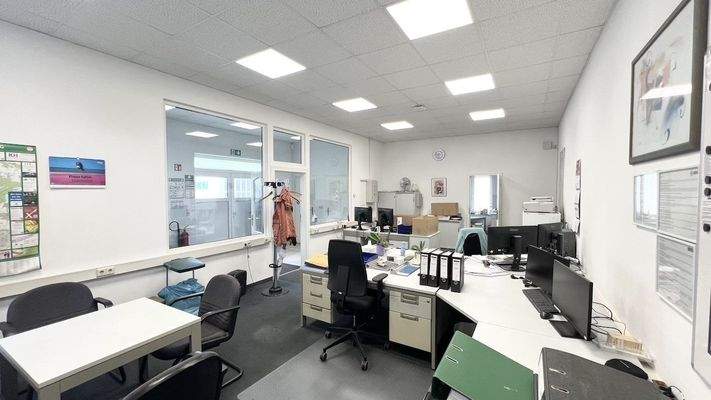 Büroarbeitsplätze im Bürogebäude