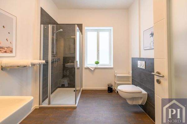 Modernes Duschbad mit Tageslichtfenster