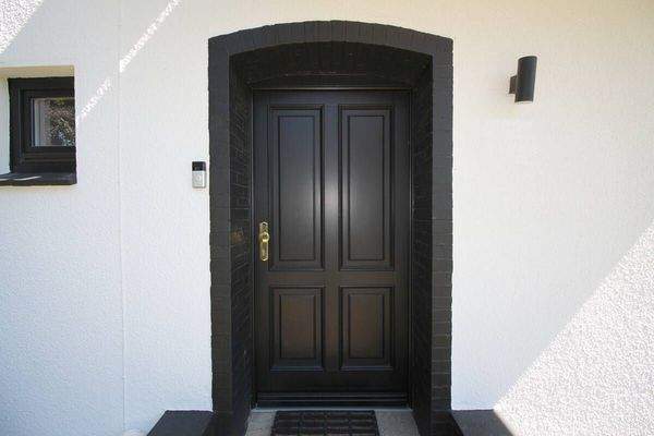 Massive u. gesicherte Eingangstür