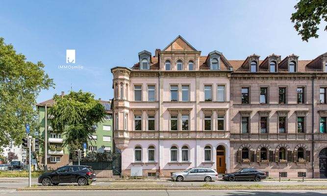 Repräsentative Straßenansicht mit markanter Architektur und Eck-Erker