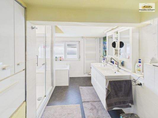 Modernes Badezimmer mit bodengleicher Dusche und Badewanne_01