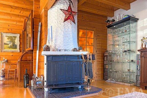 ... mit dekorativem Kamin