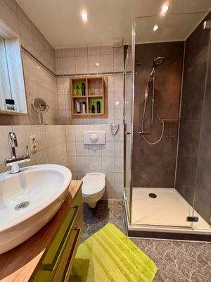 Bad mit Dusche im EG