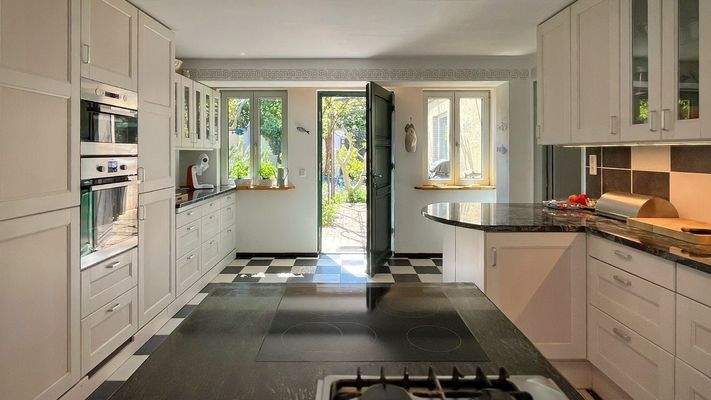 Lichtdurchflutet und mit Zugang zum Vorgarten wird die Küche zum Lieblingsort im Haus