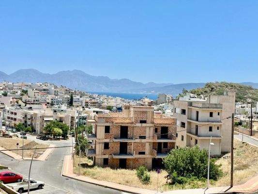 Kreta, Agios Nikolaos: Geräumige Wohnung im 2. Stock mit Panoramablick auf das Meer zu verkaufen