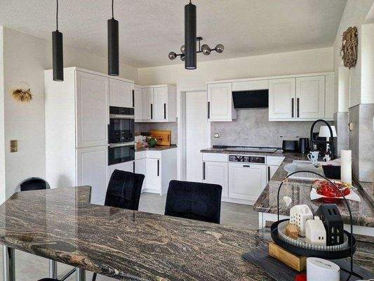 Küche (verbleibt im Objekt) mit Speisekammer