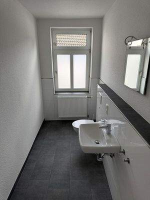 Modernes WC mit Fenster