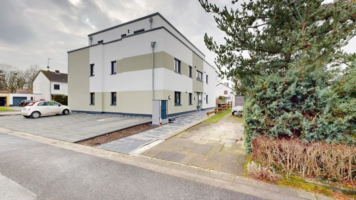 Hausansicht mit Parkplatz.jpg