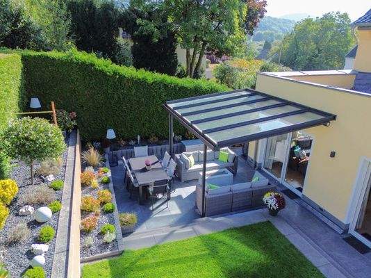 Überdachte Terrasse und Traumgrundstück