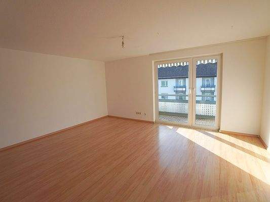 Wohnbereich mit Zugang auf den Balkon