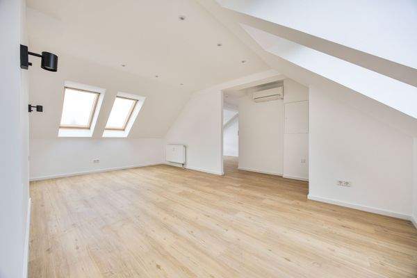 Schlafzimmer mit Blick zur Ankleide