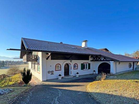 Hauseingang und Zufahrt Garage